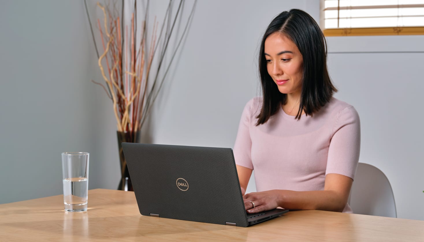 Eine Person schaut auf einen Laptop, vermutlich im Zusammenhang mit einem Kundenkontaktverlauf.